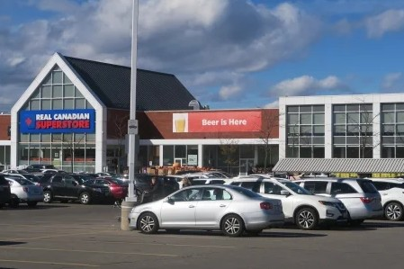 Commercial cleaners Bayview Northeast servicing office buildings and retail storefronts in Aurora Ontario
